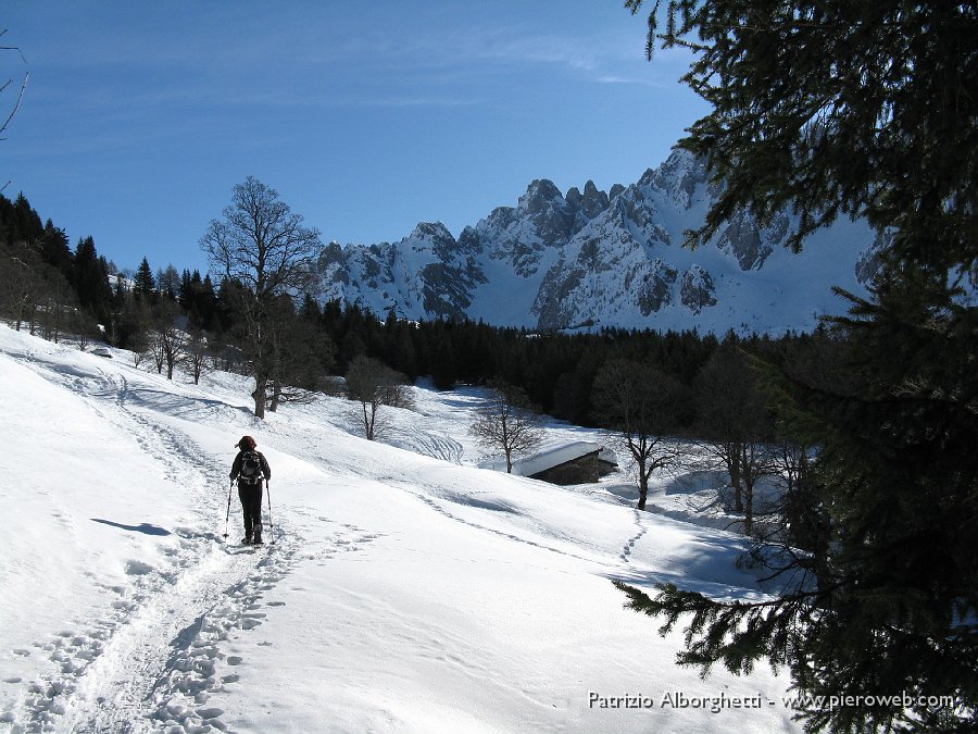 02-verso il rif. Bagozza.JPG